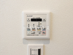 浴室換気乾燥暖房機　【ルネファンタグラーレ府中是政】換気機能によってバスルーム内のカビの発生を抑制できます。夜間や雨天時の洗濯物の乾燥に便利な乾燥機能も装備。
