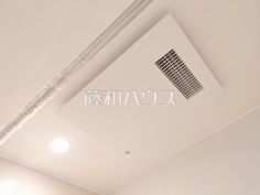 浴室換気乾燥機換気機能によってバスルーム内のカビの発生を抑制できます。夜間や雨天時の洗濯物の乾燥に便利な乾燥機能も装備。