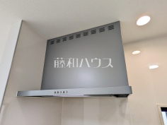 1号棟　レンジフード　【杉並区阿佐谷南２丁目】お手入れのしやすいレンジフードは見た目もスッキリしていて、料理時の油煙やニオイを効率的に外に出せます。