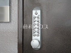 押しボタン暗証番号式鍵　【コスモ鶴瀬ステーションスクエア】日々の生活を豊かに、暮らしを心地良くする先進の設備　