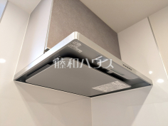 レンジフード　【シティヴェールふじみ野三番館】お手入れのしやすいレンジフードは見た目もスッキリしていて、料理時の油煙やニオイを効率的に外に出せます。