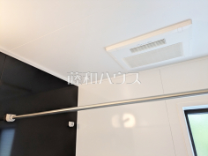 浴室換気乾燥暖房機　【小平市花小金井８丁目】換気機能によってバスルーム内のカビの発生を抑制できます。夜間や雨天時の洗濯物の乾燥に便利な乾燥機能も装備。