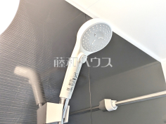 スイッチ付シャワーヘッド　【小平市花小金井８丁目】浴室のシャワーは手元で止水ができるスイッチ付シャワーヘッドにより、さらに節水効果がアップします。