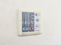 浴室換気乾燥暖房機　【東村山市諏訪町１丁目】換気機能によってバスルーム内のカビの発生を抑制できます。夜間や雨天時の洗濯物の乾燥に便利な乾燥機能も装備。