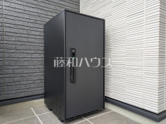 宅配ボックス　【杉並区南荻窪１丁目】玄関には不在時でも荷物が受け取れる宅配ボックスがございます。