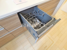 食器洗浄乾燥機　【三鷹市井口４丁目】目指せ時短！食洗機で大幅に家事が楽々に。空いた時間は家族の団らんや、食後のテレビ鑑賞やリラックスする時間にでき、毎日の暮らしにゆとりが生まれます。