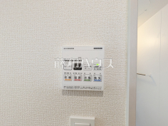浴室乾燥機リモコン　【三鷹市井口４丁目】浴室には暖房機能を備えているので、冬の寒い時期には入浴前に予備暖房をすることで急激な温度変化によるヒートショックの防止にも役立ちます。