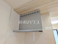 レンジフード　【三鷹市井口４丁目】お手入れのしやすいレンジフードは見た目もスッキリしていて、料理時の油煙やニオイを効率的に外に出せます。