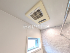 冷暖房・空調設備　【日野市多摩平６丁目】雨の日の強い味方！浴室換気乾燥機付きユニットバスで洗濯物が乾かせます。