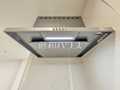 レンジフード　【日野市大字日野】お手入れのしやすいレンジフードは見た目もスッキリしていて、料理時の油煙やニオイを効率的に外に出せます。