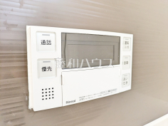給湯器リモコン　【日野市大字日野】自動お湯張りや追いだき機能など、充実したバスタイムをサポートする設備が整っています。温度調節もボタンひとつで簡単です。