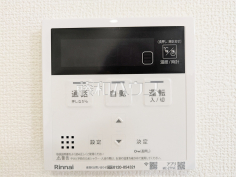 給湯器リモコン　【日野市大字日野】自動お湯張りや追いだき機能など、充実したバスタイムをサポートする設備が整っています。温度調節もボタンひとつで簡単です。