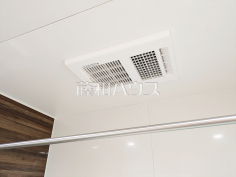 1号棟　浴室乾燥機　【朝霞市三原５丁目】雨の日の強い味方！浴室換気乾燥機付きユニットバスで洗濯物が乾かせます。