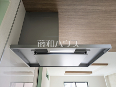 1号棟　レンジフード　【朝霞市三原５丁目】お手入れのしやすいレンジフードは見た目もスッキリしていて、料理時の油煙やニオイを効率的に外に出せます。