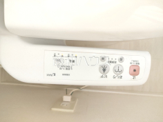 温水洗浄機能付きトイレ　【狛江市東野川４丁目】温水洗浄機能付きトイレで清潔にご使用いただけます。