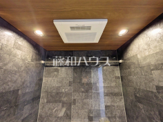 浴室換気乾燥機　【ドラゴンマンション日野壱番館】幼い子供がいると汚れものが多く、いつでも洗濯物を干せるのが嬉しい浴室換気乾燥機！