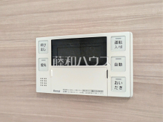 給湯器リモコン　【ライオンズマンション朝霞根岸台第3】自動お湯張りや追いだき機能など、充実したバスタイムをサポートする設備が整っています。温度調節もボタンひとつで簡単です。