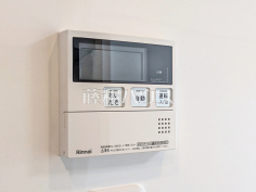 給湯器リモコン　【ライオンズマンション朝霞根岸台第3】自動お湯張りや追いだき機能など、充実したバスタイムをサポートする設備が整っています。温度調節もボタンひとつで簡単です。