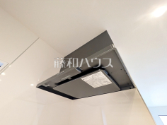 レンジフード　【国立市中１丁目】お手入れのしやすいレンジフードは見た目もスッキリしていて、料理時の油煙やニオイを効率的に外に出せます。