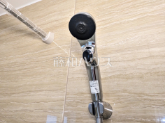 1号棟　スイッチ付シャワーヘッド　【立川市栄町４丁目】浴室のシャワーは手元で止水ができるスイッチ付シャワーヘッドにより、さらに節水効果がアップします。
