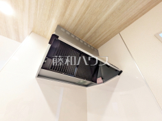 1号棟　レンジフード　【立川市栄町４丁目】お手入れのしやすいレンジフードは見た目もスッキリしていて、料理時の油煙やニオイを効率的に外に出せます。