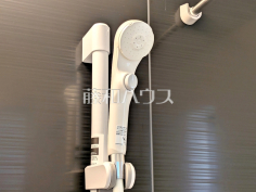 2号棟　スイッチ付シャワーヘッド　【志木市下宗岡２丁目】浴室のシャワーは手元で止水ができるスイッチ付シャワーヘッドにより、さらに節水効果がアップします。