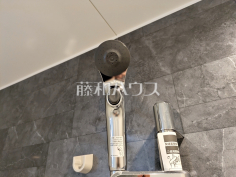 スイッチ付シャワーヘッド　【多摩市一ノ宮４丁目】浴室のシャワーは手元で止水ができるスイッチ付シャワーヘッドにより、さらに節水効果がアップします。
