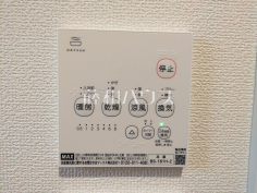 24時間換気システム 24時間換気システムにより、花粉・PM2.5などの微小粒子物質の侵入を防ぎ、快適な室内を保ちます。 24時間換気システム 24時間換気システムにより、花粉・PM2.5などの微小粒子物質の侵入を防ぎ、快適な室内を保ちます。