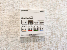 24時間換気システム 24時間換気システムにより、花粉・PM2.5などの微小粒子物質の侵入を防ぎ、快適な室内を保ちます。 
