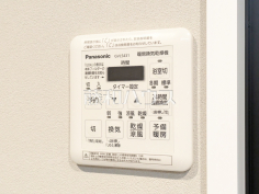 浴室乾燥機リモコン　【志木ニュータウン東の森壱番館九号棟】浴室換気乾燥暖房機付きの為、冬も快適、入浴後もカラッと乾燥し、カビの発生を抑えます。