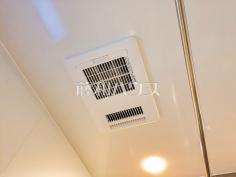 浴室乾燥機(浴室内上部)雨の日の強い味方!浴室換気乾燥機付きユニットバスで洗濯物が乾かせます。
浴室乾燥機(浴室内上部)雨の日の強い味方!浴室換気乾燥機付きユニットバスで洗濯物が乾かせます。