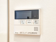浴室給湯リモコン追焚き機能付きなので、生活時間の違う家族に便利です。 