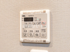 24時間換気システム 24時間換気システムにより、花粉・PM2.5などの微小粒子物質の侵入を防ぎ、快適な室内を保ちます。 
