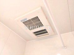 浴室乾燥機(浴室内上部)雨の日の強い味方！浴室換気乾燥機付きユニットバスで洗濯物が乾かせます。 

