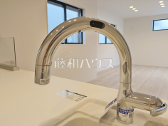 2号棟　浄水器一体型水栓　【多摩市一ノ宮２丁目】浄水器一体型水栓で、いつでも手軽においしい水を。料理や飲み水にも便利で、毎日の暮らしを快適にします。