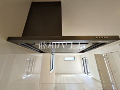 2号棟　レンジフード　【多摩市一ノ宮２丁目】お手入れのしやすいレンジフードは見た目もスッキリしていて、料理時の油煙やニオイを効率的に外に出せます。