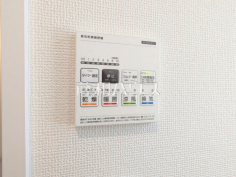 24時間換気システム 24時間換気システムにより、花粉・PM2.5などの微小粒子物質の侵入を防ぎ、快適な室内を保ちます。 
