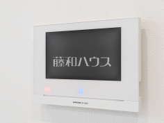 防犯に役立つTVモニター付インターフォンスマートフォンとの連動機能有りなので、外出先から来訪者の対応が可能です！　