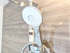 B号棟　スイッチ付シャワーヘッド【多摩市連光寺６丁目】浴室のシャワーは手元で止水ができるスイッチ付シャワーヘッドにより、さらに節水効果がアップします。