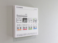 浴室乾燥機リモコン　【志木ニュータウン東の森弐番街壱号棟】浴室には暖房機能を備えているので、冬の寒い時期には入浴前に予備暖房をすることで急激な温度変化によるヒートショックの防止にも役立ちます。