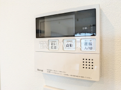 給湯器リモコン　【オーベル豊田旭が丘壱番館】自動お湯張りや追いだき機能など、充実したバスタイムをサポートする設備が整っています。温度調節もボタンひとつで簡単です。
