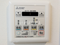 浴室乾燥機リモコン　【オーベル豊田旭が丘壱番館】浴室には暖房機能を備えているので、冬の寒い時期には入浴前に予備暖房をすることで急激な温度変化によるヒートショックの防止にも役立ちます。