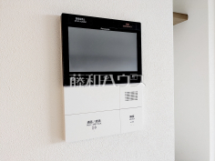 セキュリティインターホン　【オーベル豊田旭が丘壱番館】来訪者をモニターで確認できるインターホン。住戸内から来訪者に対応でき、防犯面にも配慮した安心の設備です。