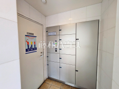 宅配ボックス　【オーベル豊田旭が丘壱番館】玄関には不在時でも荷物が受け取れる宅配ボックスがございます。帰りが遅くなりそうな時も受け取り時間の心配がなく、再配達の手間も省けるので便利です。