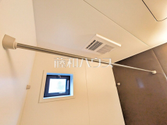 浴室乾燥機(浴室内上部)
雨の日の強い味方!浴室換気乾燥機付きユニットバスで洗濯物が乾かせます。 浴室乾燥機(浴室内上部)
雨の日の強い味方!浴室換気乾燥機付きユニットバスで洗濯物が乾かせます。
