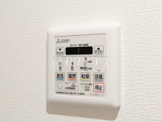 浴室乾燥機リモコン　【志木ニュータウン東の森壱番館六号棟】浴室には暖房機能を備えているので、冬の寒い時期には入浴前に予備暖房をすることで急激な温度変化によるヒートショックの防止にも役立ちます。