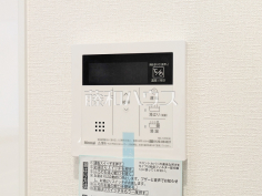 給湯器リモコン　【志木ニュータウン東の森壱番館六号棟】自動お湯張りや追いだき機能など、充実したバスタイムをサポートする設備が整っています。温度調節もボタンひとつで簡単です。