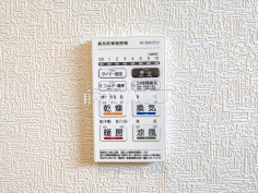 24時間換気システム 24時間換気システムにより、花粉・PM2.5などの微小粒子物質の侵入を防ぎ、快適な室内を保ちます。 24時間換気システム 24時間換気システムにより、花粉・PM2.5などの微小粒子物質の侵入を防ぎ、快適な室内を保ちます。