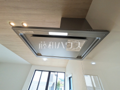 レンジフード　【八王子市片倉町】お手入れのしやすいレンジフードは見た目もスッキリしていて、料理時の油煙やニオイを効率的に外に出せます。