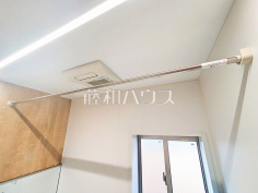 浴室乾燥機(浴室内上部)
雨の日の強い味方!浴室換気乾燥機付きユニットバスで洗濯物が乾かせます。
浴室乾燥機(浴室内上部)
雨の日の強い味方!浴室換気乾燥機付きユニットバスで洗濯物が乾かせます。